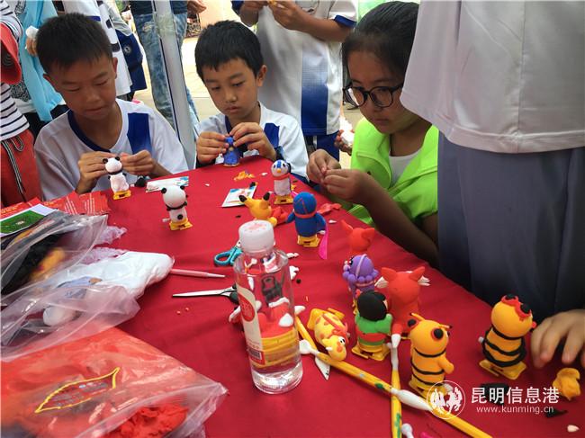 志愿者帶領(lǐng)小朋友做手