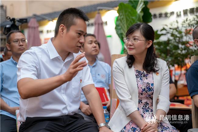 五華區(qū)委常委 組織部部長(zhǎng)李松（男） 和共青團(tuán)云南省委副書記 段穎（女）