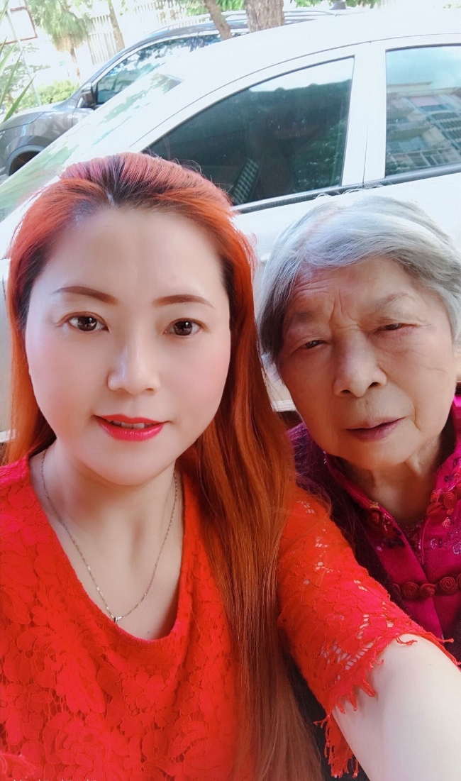 田小平和媽媽的合影