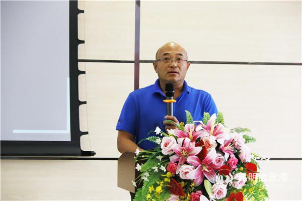 1桑海勇在教師培訓會上作演講