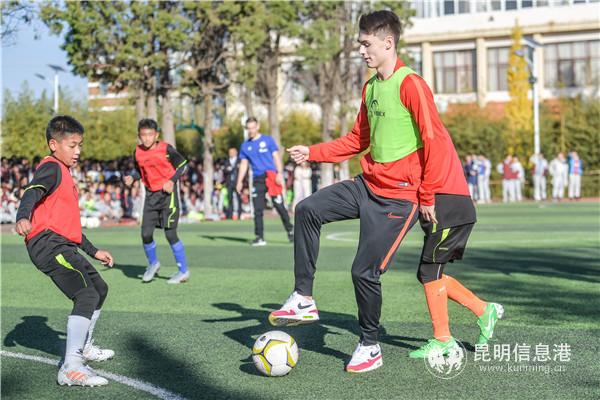 2衡實中學生同“一帶一路·七彩云南”國際足球賽邀請賽四國代表隊球員過招