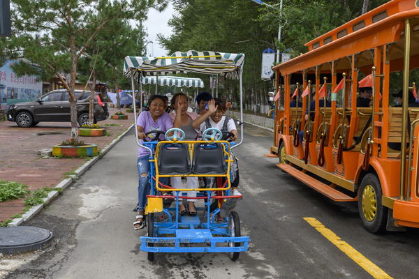2020年8月，內(nèi)蒙古興安盟義勒力特嘎查，騎著觀光自行車的游客。 本文圖片 均為澎湃新聞記者 孫湛 圖