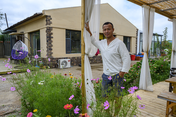 2020年8月，內(nèi)蒙古興安盟義勒力特嘎查，陳愛平在自家的民宿內(nèi)。