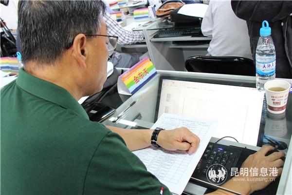 評審現(xiàn)場評委認(rèn)真審核申報(bào)項(xiàng)目材料。