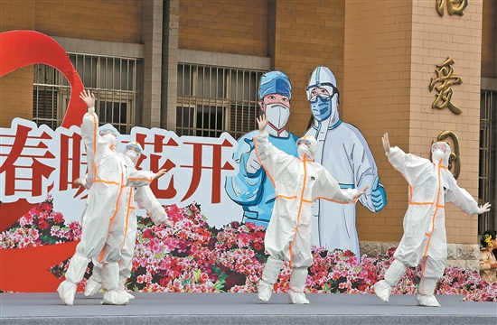 “云之南”抗疫慰問(wèn)演出在昆舉行 “云之南”抗疫慰問(wèn)演出在昆舉行