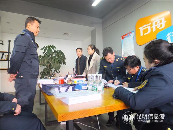 昆明市出租汽車管理局進(jìn)企業(yè)開(kāi)展安全檢查 供圖