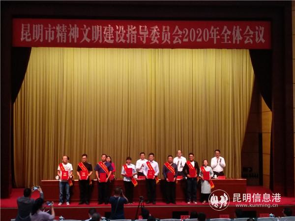 獲獎代表上臺領(lǐng)獎。記者江楓攝