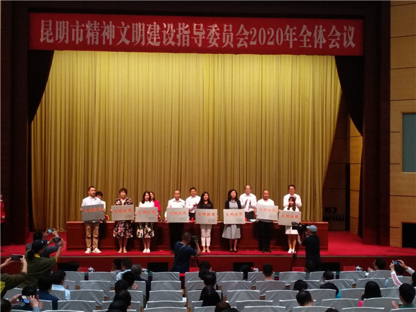 獲獎代表上臺領(lǐng)獎2。記者江楓攝