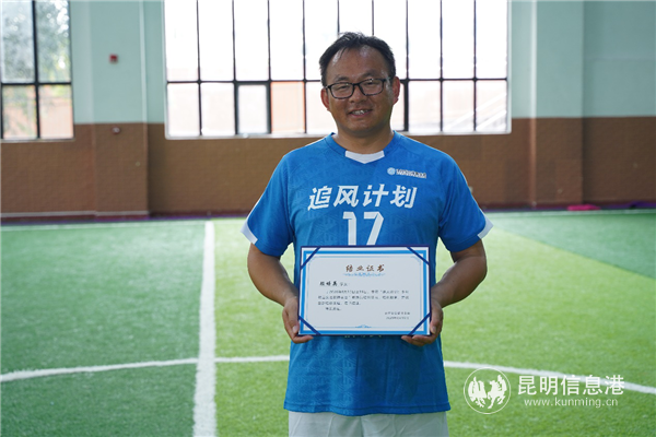 顧培英拿到培訓(xùn)班結(jié)業(yè)證書