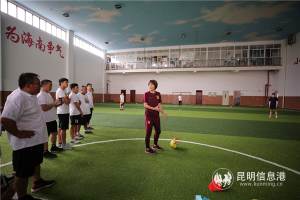 前中國女足國腳高紅給老師們上實(shí)踐課