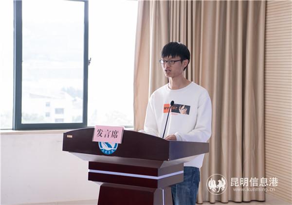 畢業(yè)生代表發(fā)言 通訊員馮靖凱攝