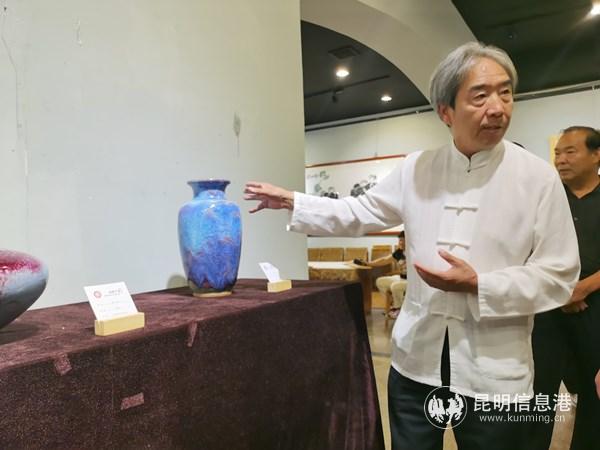 鈞瓷燒制技藝國家級代表性傳承人任星航現(xiàn)場教市民如何欣賞鈞瓷
