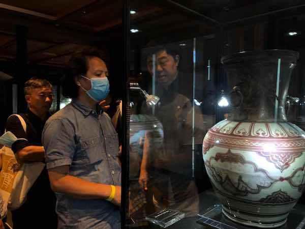 罕見元代釉里紅“開光祈雨圖罐”亮相上海中心明清官窯瓷器展