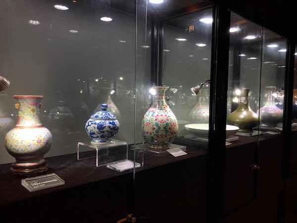 罕見元代釉里紅“開光祈雨圖罐”亮相上海中心明清官窯瓷器展