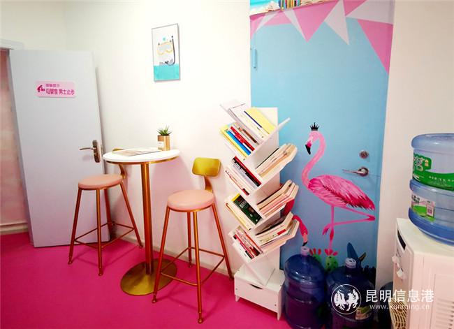 母嬰室門口的休息閱讀區(qū)