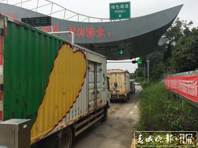 7大原因?qū)е吕ッ魑魇召M站通行緩慢 29日零時起，昆明西收費站新增貨車入口稱重檢測系統(tǒng)車道 王磊 攝