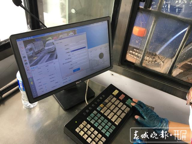 7大原因?qū)е吕ッ魑魇召M站通行緩慢 29日零時起，昆明西收費站新增貨車入口稱重檢測系統(tǒng)車道 王磊 攝