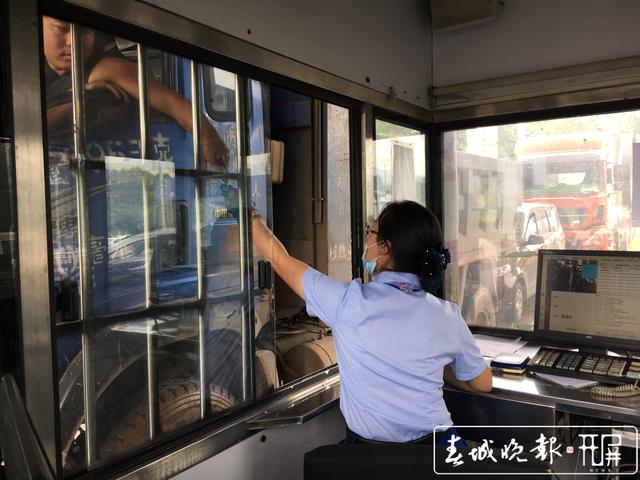 7大原因?qū)е吕ッ魑魇召M站通行緩慢 29日零時起，昆明西收費站新增貨車入口稱重檢測系統(tǒng)車道 王磊 攝