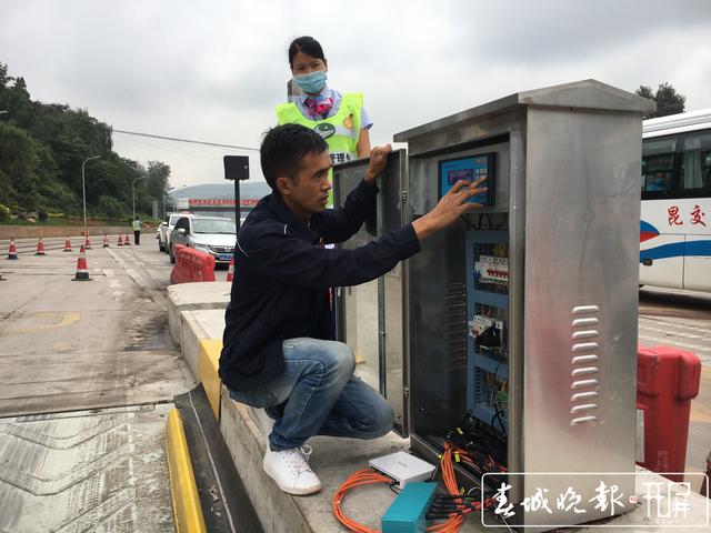 7大原因?qū)е吕ッ魑魇召M站通行緩慢 29日零時起，昆明西收費站新增貨車入口稱重檢測系統(tǒng)車道 王磊 攝