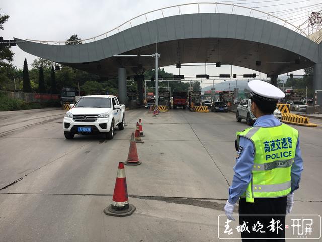 7大原因?qū)е吕ッ魑魇召M站通行緩慢 29日零時起，昆明西收費站新增貨車入口稱重檢測系統(tǒng)車道 王磊 攝