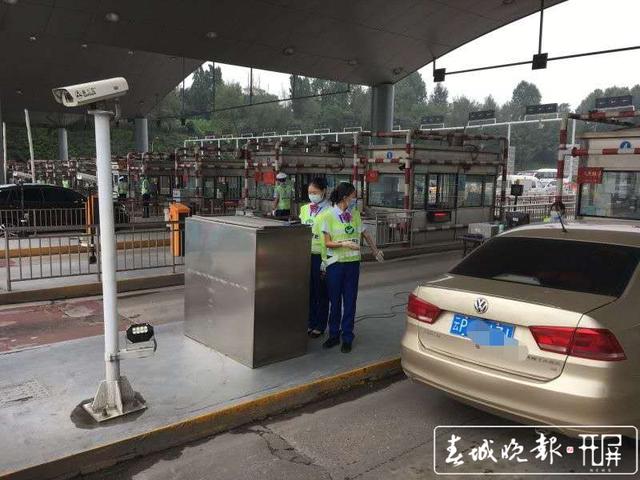 7大原因?qū)е吕ッ魑魇召M站通行緩慢 29日零時起，昆明西收費站新增貨車入口稱重檢測系統(tǒng)車道 王磊 攝