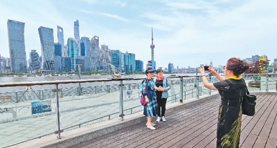 上海市民日前參加“跟著文化游虹口”城市微旅行活動，在北外灘最佳攝影點拍攝陸家嘴風(fēng)光。