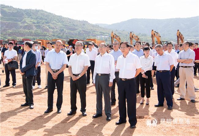 聽取開工項目情況介紹 通訊員馮靖凱攝