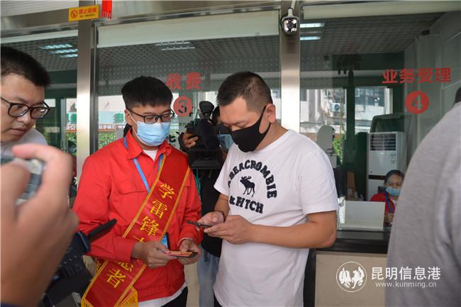 市民到昆侖燃氣營業(yè)廳進行換卡業(yè)務(wù)咨詢。