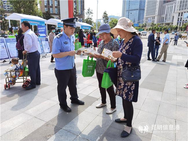 3.志愿者解答群眾提問 五華區(qū)融媒體中心 楊淼茹攝