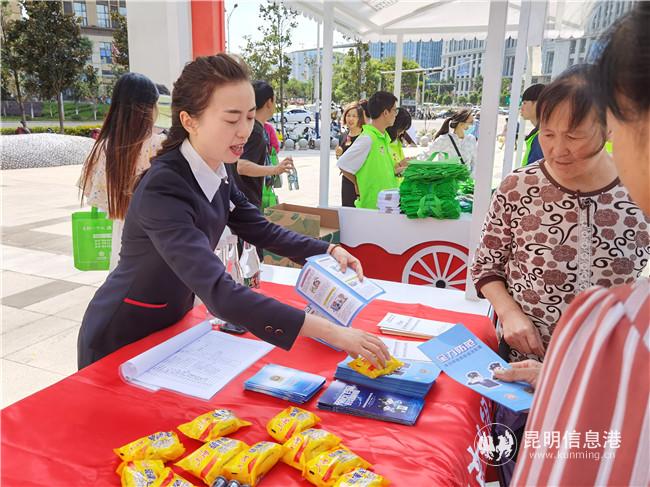 4.志愿者發(fā)放宣傳手冊 五華區(qū)融媒體中心 楊淼茹攝