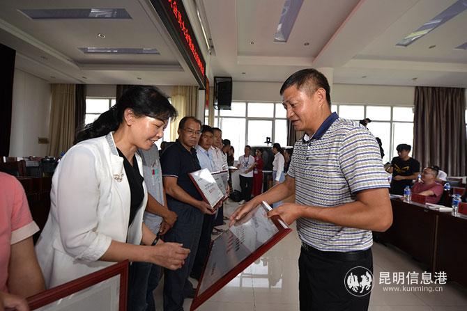 參會(huì)領(lǐng)導(dǎo)為理事會(huì)成員授牌