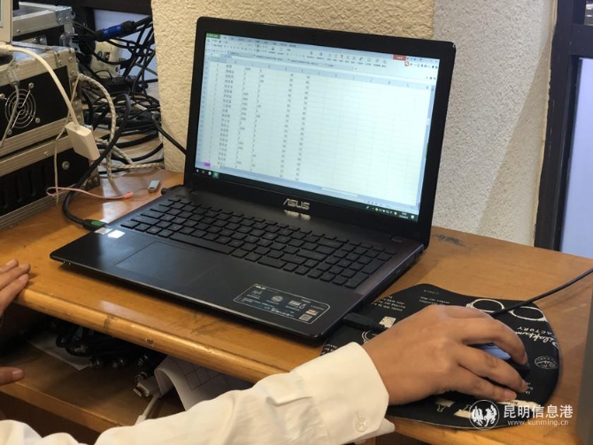 家長代表參與電腦隨機(jī)分班。記者上官艷君攝_副本