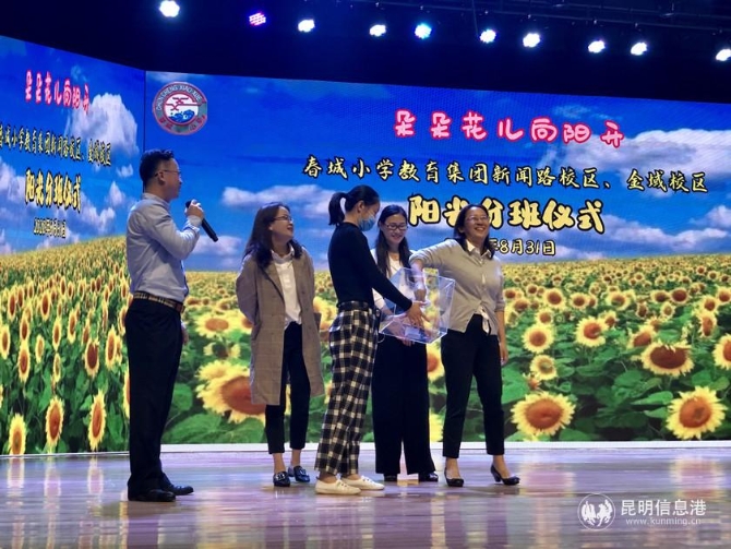 班主任抽簽。記者上官艷君攝_副本