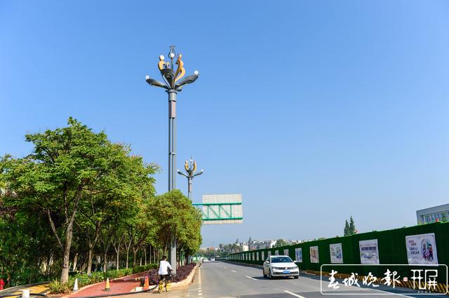 度假區(qū)11條道路整治提升基本完工 龍宇丹 圖 滇池路新增251套“孔雀”華燈 紅塔西路四季鮮花不斷