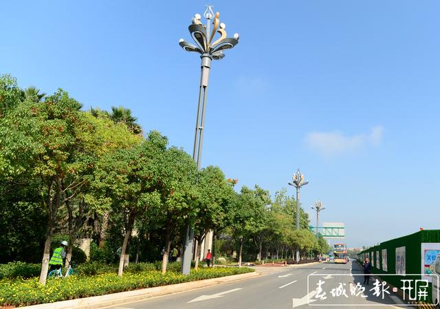度假區(qū)11條道路整治提升基本完工 龍宇丹 圖 滇池路新增251套“孔雀”華燈 紅塔西路四季鮮花不斷