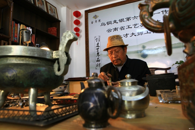 烏銅走銀制作技藝國家級傳承人金永才。.jpg