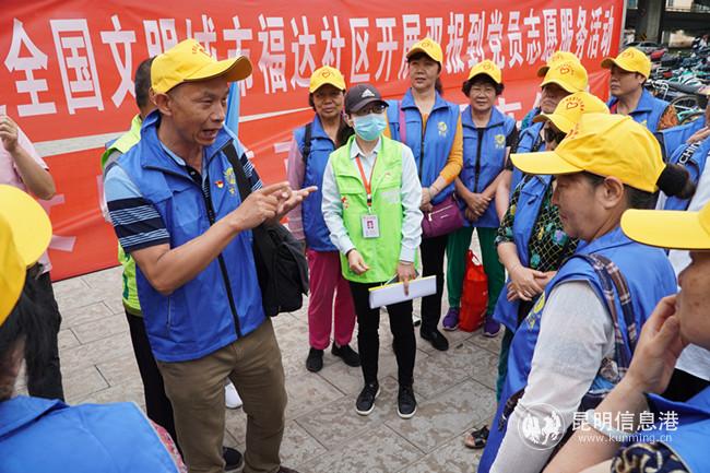 現(xiàn)場分工開展志愿服務(wù)