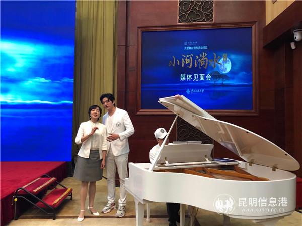 男女主演現(xiàn)場唱選段 記者周然攝