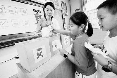 把有志青年吸引到農村教育崗位上