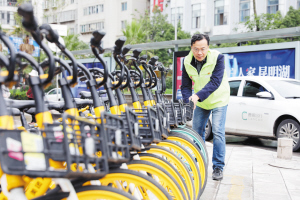 共享單車規(guī)范停放成為常態(tài)。3
