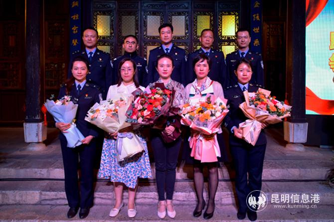 榮獲2019年度“全國(guó)最美家庭”的鄒路遙、石琛家庭以及“云南省抗疫最美家庭”張光磊、杜梅家庭，宋榕龍、代月嬌家庭，付麗萍、李建民家庭。昆明市公安局供圖