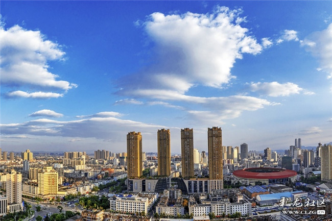 2018年4月下午19點(diǎn)，新建好的小區(qū)上空的云，如同一個(gè)奔跑的健將