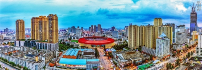 2018年7月8日晚上8點(diǎn)，體育館正在舉辦大型演唱會(huì)，場(chǎng)中座無虛席。