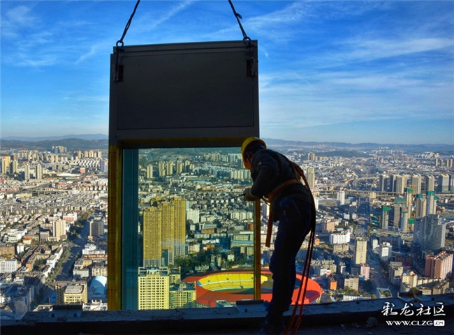 2019年1月，恒隆廣場(chǎng)正在吊裝玻璃幕墻，下面正好對(duì)著體育場(chǎng)。