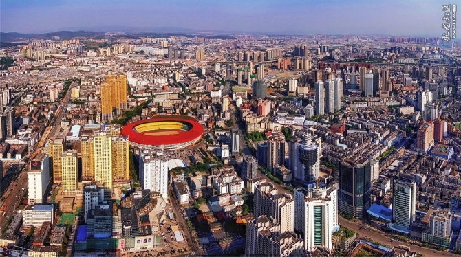 2019年3月，體育場(chǎng)周邊的新房鱗次櫛比。