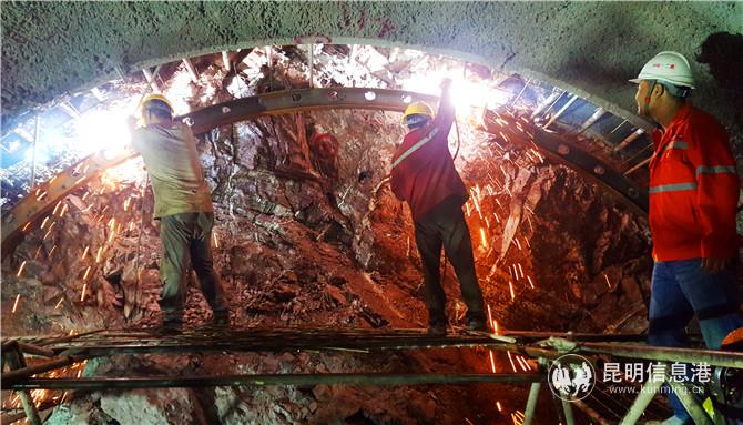 施工人員在隧道內(nèi)作業(yè)。通訊員王一翔 &nbsp;李立國(guó)&nbsp; 王鵬 &nbsp;郝亞凡 供圖