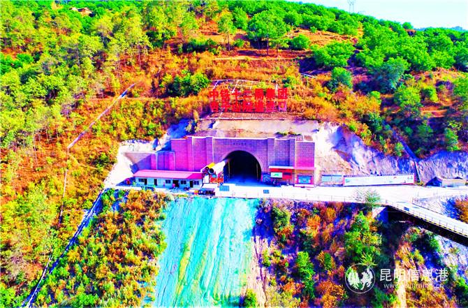 鑲嵌在半山腰的杏子山隧道進(jìn)口。