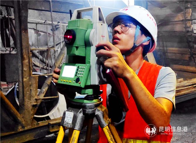 中鐵十二局集團(tuán)施工人員在隧道內(nèi)進(jìn)行測(cè)量作業(yè)。