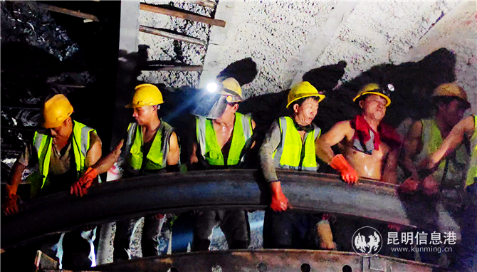 中鐵十二局集團(tuán)施工人員在隧道內(nèi)開展立拱作業(yè)。