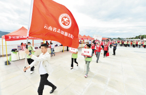 2創(chuàng)建全國文明城市志愿服務(wù)昆明集中活動舉行，志愿服務(wù)小分隊(duì)出發(fā)到實(shí)地點(diǎn)位開展志愿服務(wù)。記者王俊星攝